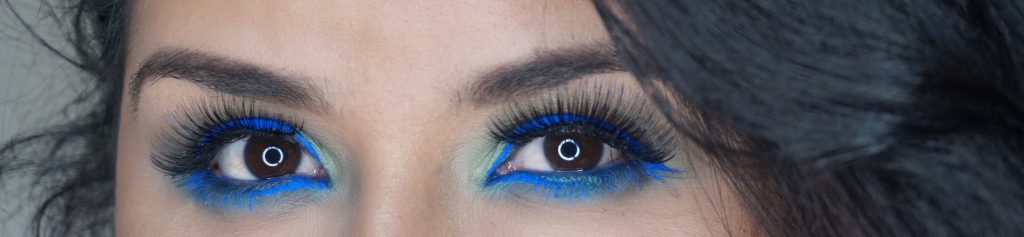 Navy eyes make up look